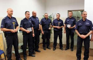Zdjęcie przedstawiające policjantów dzielnicowych z pucharami w rękach, zwycięzców konkursu Dzielnicowy Roku 2017 województwa zachodniopomorskiego.
