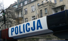 Zdjęcie przedstawiające policyjne sygnały świetlne i dźwiękowe z napisem Policja, umieszczone na dachu pojazdu służbowego