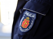 Zdjęcie przedstawiające logo Komendy Stołecznej Policji przyklejane na rzep do munduru policyjnego