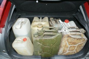 Zdjęcie przedstawiające kanistry na paliwo znajdujące się w bagażniku pojazdu osobowego