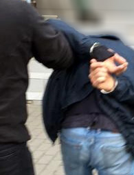 Zdjęcie przedstawiające osobę skutą w kajdanki