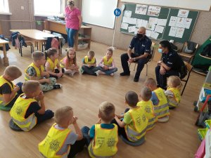 Policjanci podczas spotkania z dziećmi w szkole