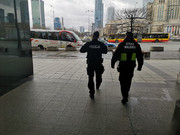 Dwóch Policjantów idących tyłem