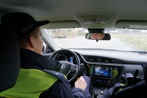 Policjant prowadzący radiowóz