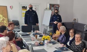 Policjant na spotkaniu z seniorami