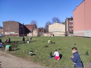 Dzieci na placu zieleni