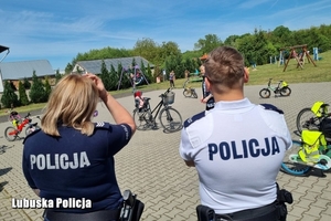 Policjanci z rowerzystami