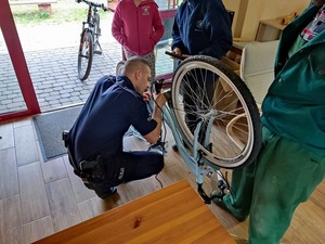Policjant podczas oznaczania roweru