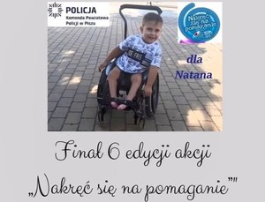 Zdjęcie przedstawiające uśmiechniętego chłopca siedzącego na wózku stojącym na chodniku. Widoczny napis &quot;Nakręć się na pomaganie dla Natana&quot; - Finał 6 edycji akcji.