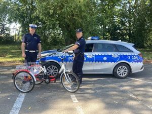 Policjanci z zakupionym rowerem