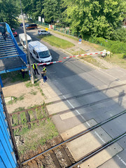 Zdjęcie przejazdu kolejowego widzianego z góry.