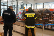 Policjant ze strażakiem podczas kontroli punktów sprzedaży fajerwerków