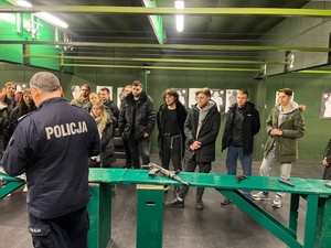 Studenci na strzelnicy w Szkole Policji w Słupsku