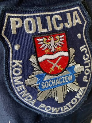 Rękaw bluzy policjyjnej z garnizonówką KPP Sochaczew.