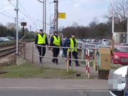 Trzech policjantów schodzących z peronu kolejowego
