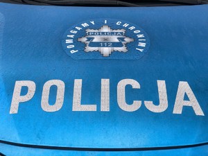 Maska radiowozu z napisem Policja oraz gwiazdą policyjną