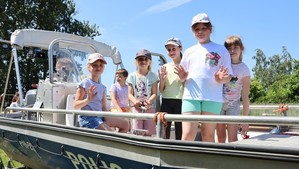 Dzieci na łodzi policyjnej