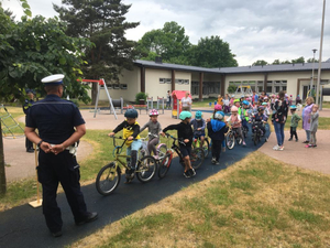 Policjant z przedszkolakami na rowerach