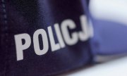 Zbliżenie rękawa policyjnej koszuli, widoczny napis POLICJA