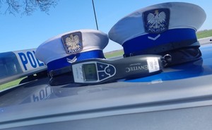 Czapki policyjne wraz z urządzenie do pomiaru stanu trzeźwości