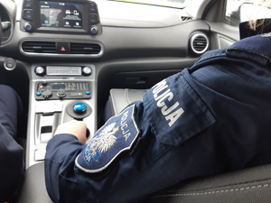 Policjantka siedząca w radiowozie