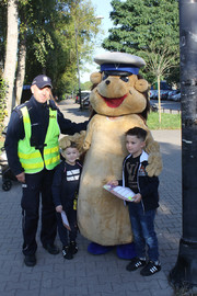 Policjant, dzieci i maskotka policyjna