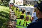 Dzieci podczas przejścia do szkoły