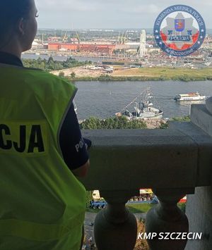Policjantka z panorama Szczecina w tle