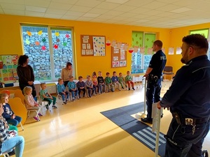 Policjanci na spotkaniu z przedszkolakami