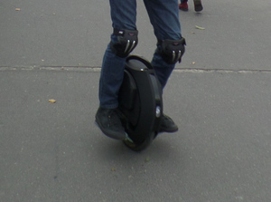 Zbliżenie nóg osoby stojącej na kole elektrycznym