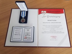 Medal wraz z legitymacją Honorowego Dawcy Krwi oraz List gratulacyjny dla Policjanta