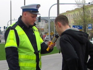 Policjant badający kierującego na zawartość alkoholu w wydychanym powietrzu