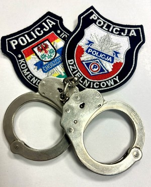 Kajdanki i dwa emblematy policyjne