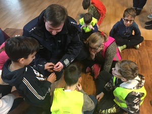 Umundurowany policjant z dziećmi