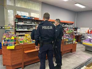 Dwóch umundurowanych policjantów w sklepie