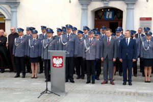 Zdjęcie przedstawiające pozujących wspólnie do zdjęcia funkcjonariuszy policji wraz z Ministrem Mariuszem Błaszczakiem oraz Komendantem Głównym Policji nadinsp. dr Jarosławem Szymczykiem