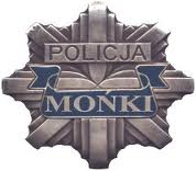 Zdjęcie przedstawiające tzw. blachę policyjną z napisem Mońki