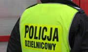 Zdjęcie przedstawiające policyjną kamizelkę odblaskową z napisem Policja - dzielnicowy