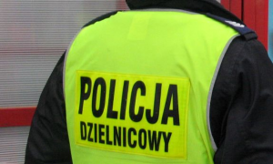 Zdjęcie przedstawiające kamizelkę odblaskową z napisem POLICJA DZIELNICOWY