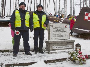 Zdjęcie przedstawiające dwójkę dzielnicowych, którzy zabezpieczali Rajd z Mikołajem