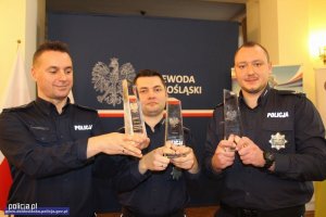 Zdjęcie przedstawiające trójkę dzielnicowych zwycięzców konkursu na najpopularniejszego dzielnicowego województwa dolnośląskiego