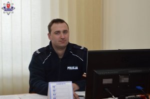 Zdjęcie przedstawiające dzielnicowego, który otrzymał podziękowanie od mieszkańców