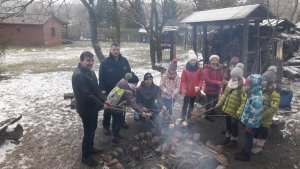 Zdjęcie przedstawiające dzielnicowego, który spotkał się  z dziećmi na półkoloniach