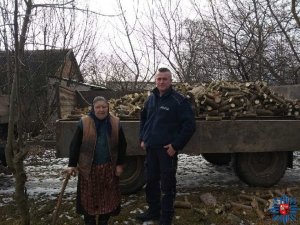 Zdjęcie przedstawiające dzielnicowego, który pomógł seniorom zorganizować drzewo na opał