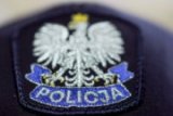 Zdjęcie przedstawiające logo Policji na czapce policyjnej typu bejsbolówka