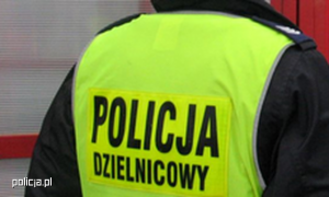 Zdjęcie przedstawiające policyjną kamizelkę odblaskową z napisem policja