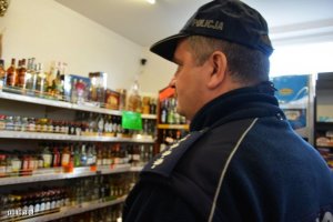 Zdjęcie przedstawiające dzielnicowego podczas kontroli punktu z alkoholem