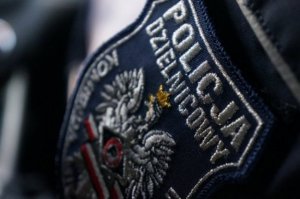 Zdjęcie przedstawiające naszywkę z napisem &quot;Policja dzielnicowy&quot; przyczepianą na rzep do rękawa