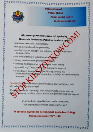 Zdjęcie przedstawiające rozdawaną przez dzielnicowych ulotkę informującą jak nie dać się okraść  kieszonkowcom