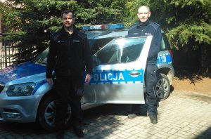 Zdjęcie przedstawiające dwoje policjantów, którzy uratowali 72-latkę